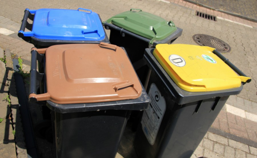 Die vier unterschiedlichen Mülltonnen der MEG mit gelbem, braunem, blauen und grünem Deckel. Müllentsorgung, Müllwagen, Abfalltonnen, Entleerung, Blaue Tonne, Braune Tonne, Grüne Tonne, Graue Tonne, Reviere - Sabine Meier