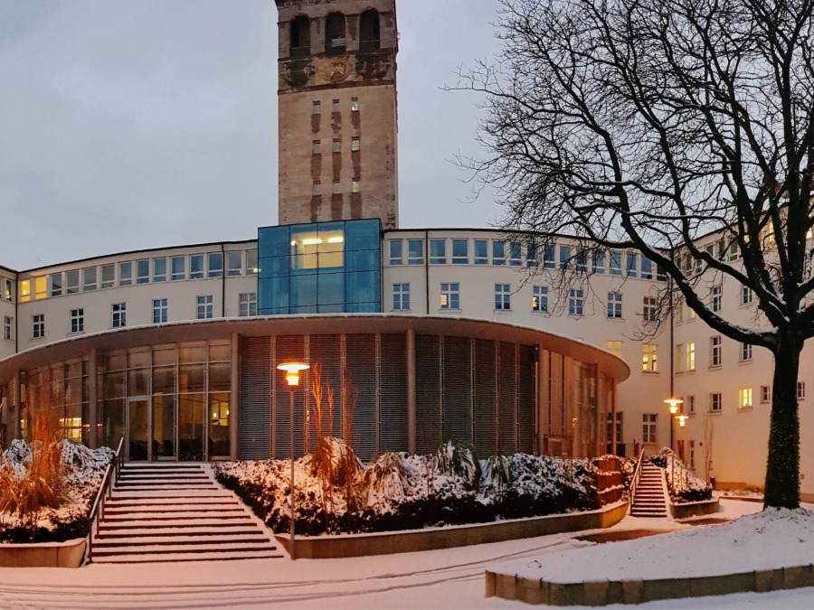 Rathaus Innenhof Blick auf die verschneite Rotunde - ohne Bäume auf Rathausturm. - Onlineredaktion - Referat I.4 - Tobias Grimm
