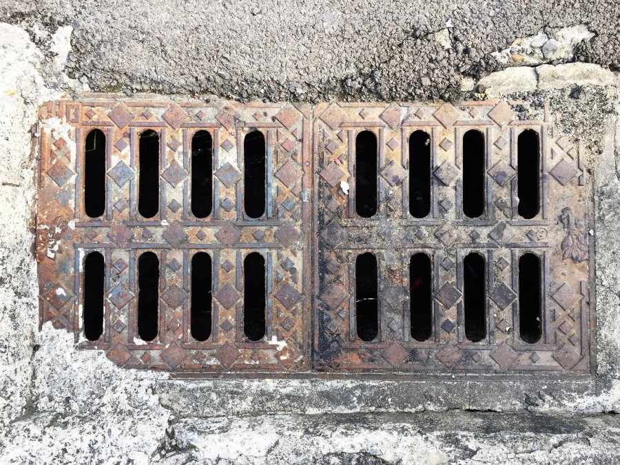 Gulliöffnungen in einer Straße. Abwasser, Kanalisation - Bild von M K auf Pixabay
