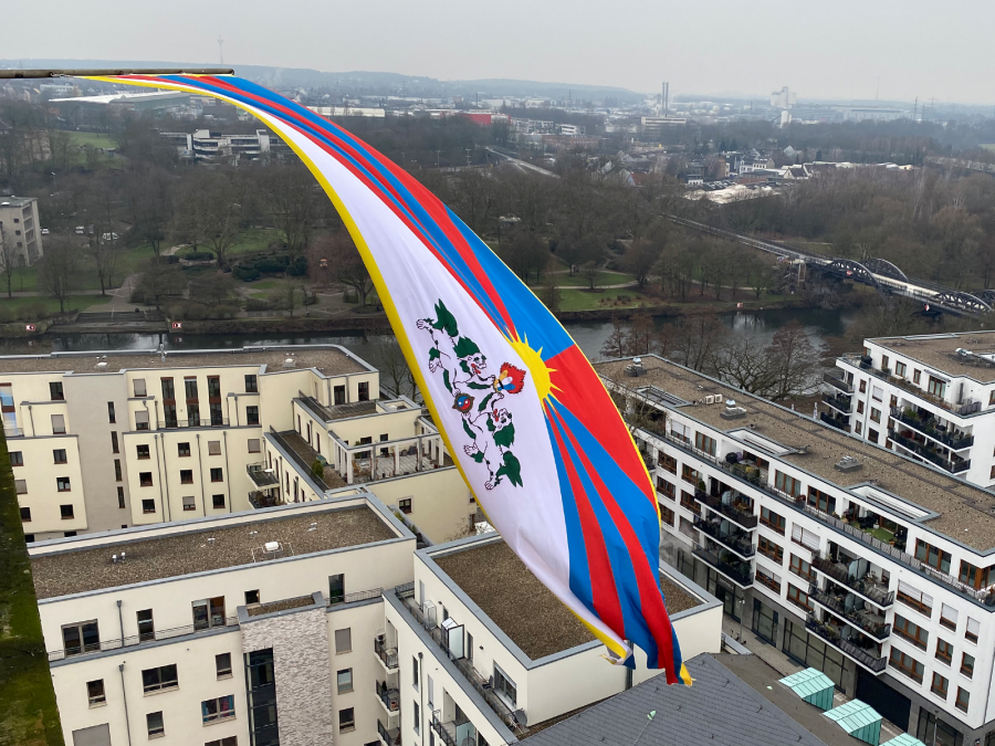 Die Flagge Tibets gehisst am Mülheimer Rathausturm aus Solidarität mit der tibetischen Bevölkerung. - Online Redaktion - Referat I - Sarah Sternol