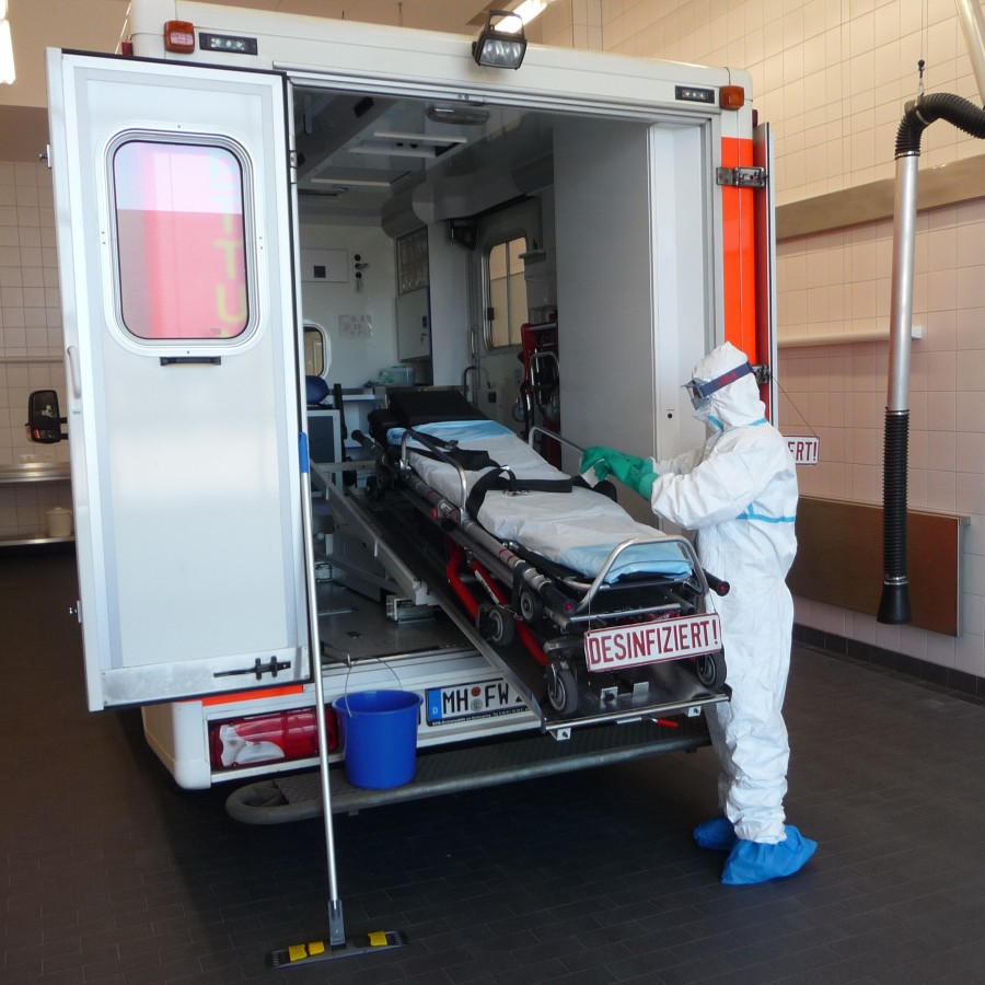 Alle Rettungs- und Krankentransportwagen der Feuerwehr, werden nach jedem Einsatz grundsätzlich durch das Fahrzeugpersonal gereinigt und desinfiziert. - Feuerwehr Mülheim