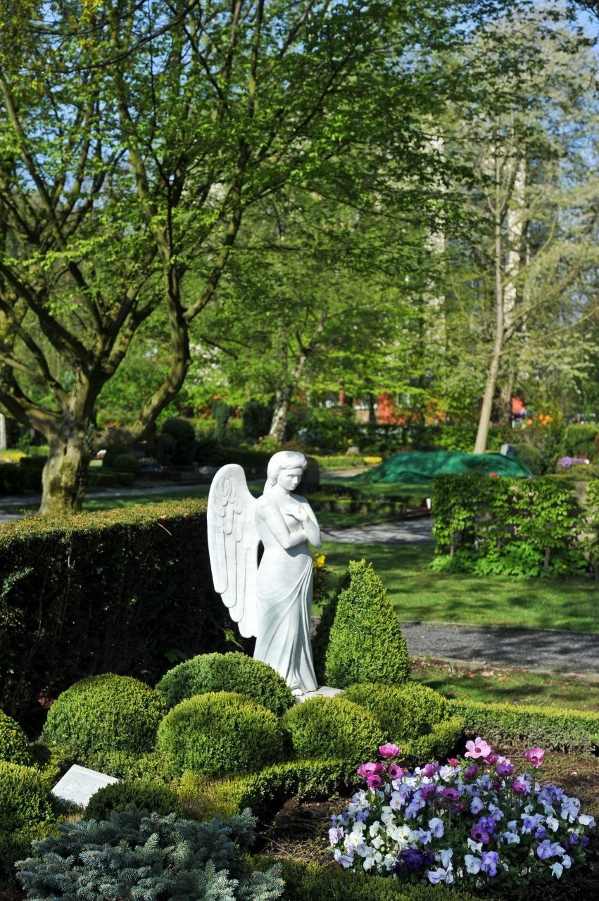 Engel-Statue in weiß, Friedhöfe sind Orte des Trauerns und Gedenkens, aber auch der Muße und Erholung. - Walter Schernstein