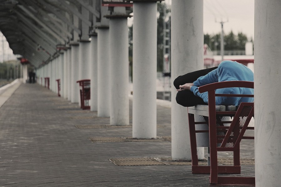 Obdachlose Person schläft auf einer Bank. Infos zu wirtschaftlichen Hilfen für Nichtsesshafte. - Pixabay