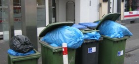 Oft stellen Bürger überfüllte Abfallbehälter an den Straßenrand und setzen sich damit über die Regelungen der Abfallentsorgungssatzung hinweg, überquellende Mülltonnen sind nicht erlaubt.