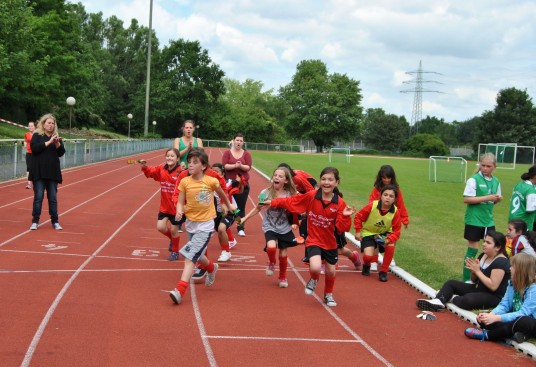 Große Freude bei den Mädchen der GGS Styrum bei der Siegerehrung im Rahmen des Projekts Mädchen mittendrin  Mehr Chancen für Mädchen durch Fußball in Nordrhein-Westfalen 