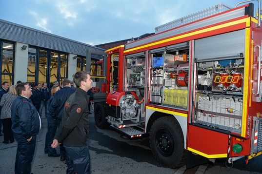 Die Feuerwehr der Stadt Mülheim erhält ein spezielles Löschfahrzeug, LF-KatS für den Zivil- und erweiterten Katastrophenschutz. Übergabe, Feuerwache II, An der Seilfahrt. 06.02.2017 Foto: Walter Schernstein 