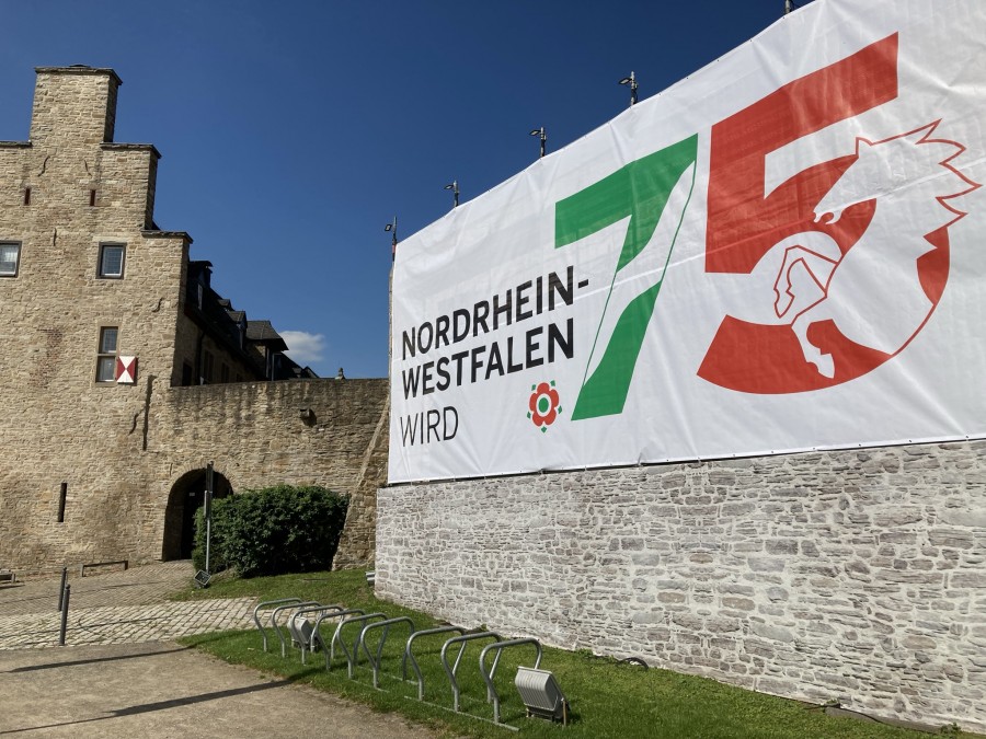 Banner am Schloß Broich zur Jubiläumswoche des Landes NRW. - Jens Weber