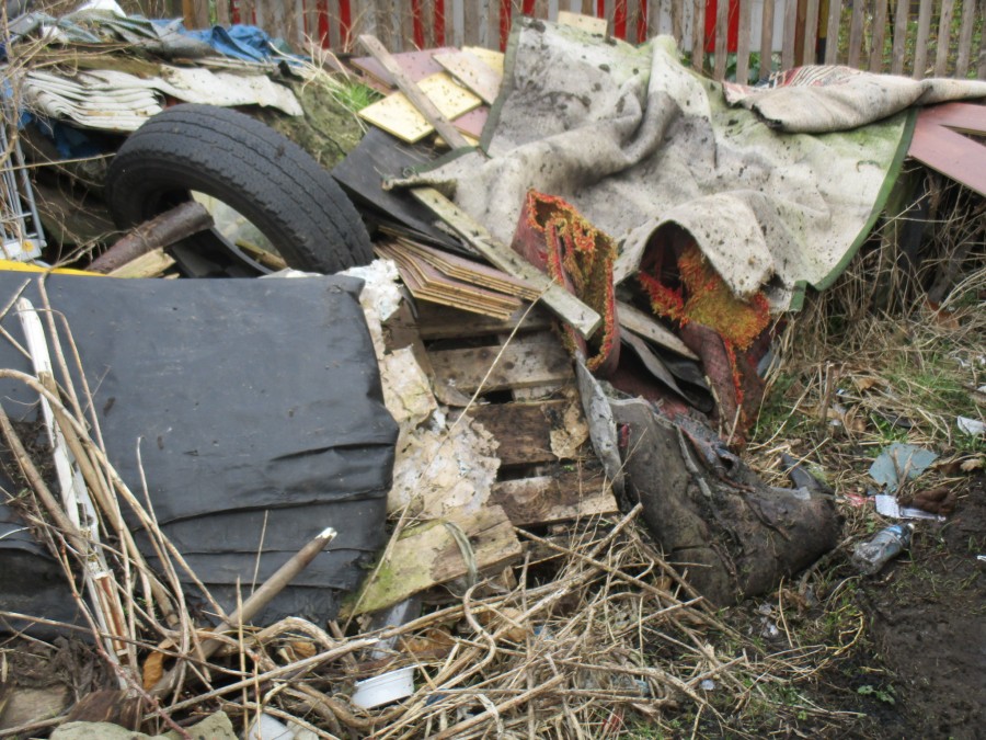 wilde Müllkippe exemplarisch in Muelheim an der Ruhr