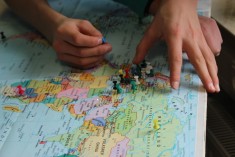 Weltkarte wird mit Pins markiert. Die Asylbewerber und Flüchtlinge kommen aus verschiedenen Ländern der Welt. Quelle/Autor: Stadtbibliothek