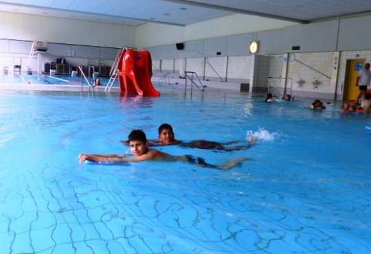 Gemeinsames NEUES Schwimmprojekt der AOK Rheinland und des Mülheimer SportService:  Quietschfidel jetzt auch in den Hauptschulen!!! 