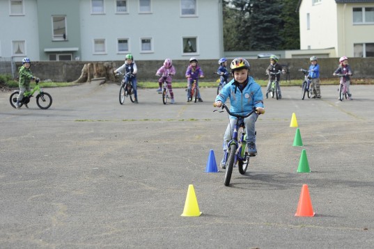 Proejtk Kinderleicht  Vom Laufrad zum Fahrrad: Die Kinder mussten unter anderem einen Parcours meistern. 