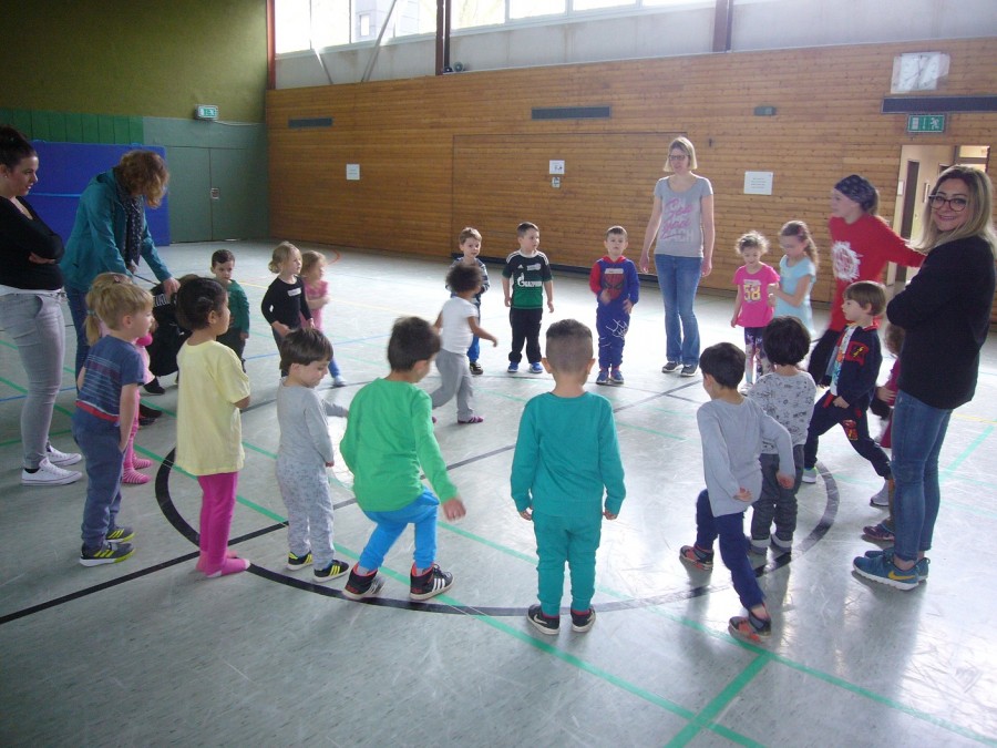 Breakdance für Kids: Das Familiennetzwerk Heien hat ein kostenloses Bewegungsangebot für drei- bis fünfjährige Kinder durchgeführt. - Familiennetzwerk Heien