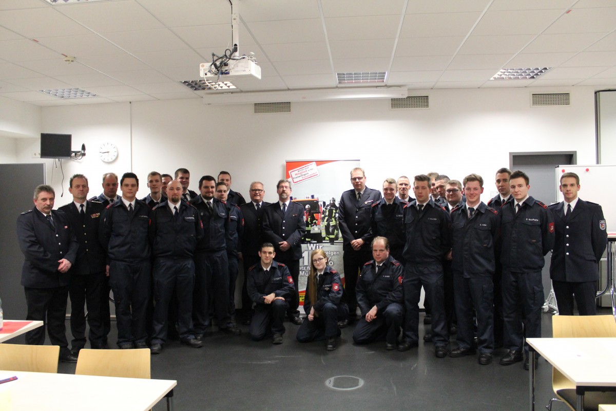 Die geehrten und beförderten Mitglieder der Freiwilligen Feuerwehr zusammen mit Vertretern der Berufsfeuerwehr Mülheim - Thorsten Drewes