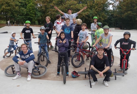 Gruppenfoto vom BMX-Camp auf der neuen Skate- und BMX-Anlage Südstraße.