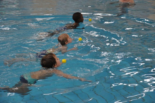 Einige Kita-Kinder bewegen sich bereits sehr sicher im Wasser.  
