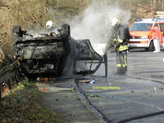 Der Fahrer und sein Beifahrer konnten sich zum Glück leicht verletzt aus dem auf dem Dach liegenden und bereits brennenden Fahrzeug befreien.