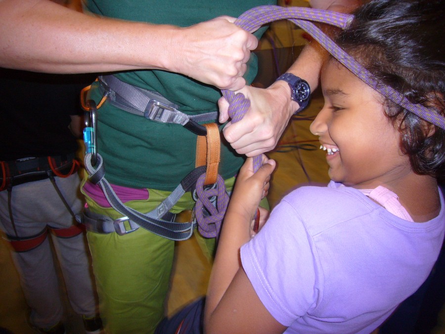 In Workshops lernen Kinder unter Anleitung das Sichern und Klettern kennen.