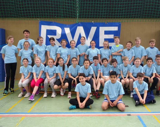 Trendsportwoche in Heißen: RWE International unterstützt Ferienprogramm des Familiennetzwerks - Gruppenfoto der Teilnehmenden