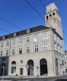 Ansicht auf Eingang Bürgeragentur, Schollenstraße 2, mit Rathausturm