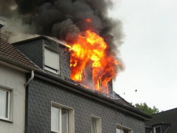 Noch während der erste Löschangriff eingeleitet wurde, stand die Wohnung bereits im Vollbrand. Trotz des schnellen Einsatzes von zwei Strahlrohren im Innenangriff und zwei weiteren Rohren über Drehleitern konnte ein Übergreifen des Brandes auf die zweite Wohnung im Dachgeschoss nicht verhindert werden. Quelle/Autor: Horst Brinkmann, Feuerwehr Mülheim Noch während der erste Löschangriff eingeleitet wurde, stand die Wohnung bereits im Vollbrand. Trotz des schnellen Einsatzes von zwei Strahlrohren im Innenangriff und zwei weiteren Rohren über Drehleitern konnte ein Übergreifen des Brandes auf die zweite Wohnung im Dachgeschoss nicht verhindert werden.