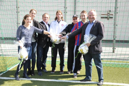 MSB-Sportwart Klaus Stockamp (ganz rechts) und MSB-Geschäftsführerin Anne Steil (2.v.l.) bedankten sich bei Rainer Minzenbach vom Rotary Club Mülheim-Uhlenhorst (3.v.l.) sowie bei den Vertretern des Dümptener TV, des 1. FC Mülheim-Styrum und des SC Croatia Mülheim für die Unterstützung