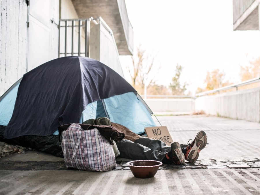Ein Obdachloser übernachtet mit einem Zelt unterhalb einer Brücke. - Online Redaktion - Referat I - Canva - halfpoint