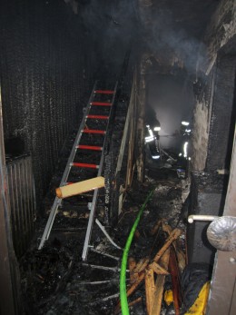 Das Brandobjekt wurde durch Rauch und Flammen massiv beschädigt und ist aktuell unbewohnbar. 