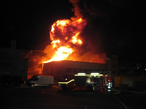 Als sie die Einsatzstelle am Reifenhandel erreichten, stand ein Großraumcontainer gefüllt mit Altreifen in Vollbrand. Das Feuer hatte sich bereits auf die angrenzende Halle ausgedehnt. Als sie die Einsatzstelle am Reifenhandel erreichten, stand ein Großraumcontainer gefüllt mit Altreifen in Vollbrand. Das Feuer hatte sich bereits auf die angrenzende Halle ausgedehnt.