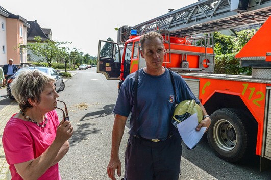 Oberbürgermeisterin Dagmar Mühlenfeld informiert sich über die Sturmschäden und spricht mit Betroffenen, Einsatzkräften und Journalisten des WDR. 10.06.2014 Foto: Walter Schernstein
