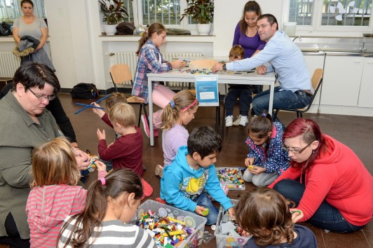 Willkommen bei Freunden: Aktion Zusammenspiel, Bündnisse für junge Flüchtlinge. Spieltreff mit Kindern im Fünter Weg - wir bauen mit Lego!