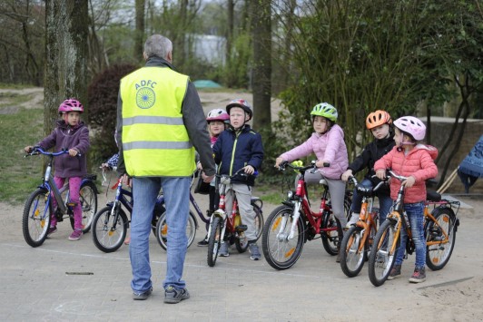 Kinderleicht  vom Laufrad zum Fahrrad: Kinder sollen noch mehr Sicherheit erlangen. Aufmerksam hörten die Kinder zu, was ihnen der Übungsleiter erklärte.