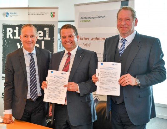Alexander Rychter, Frank Esser und Frank Richter (v.l.) mit dem zwischen Mülheimer Wohnungsbau eG und Polizei geschlossenen Kooperationsvertrag.