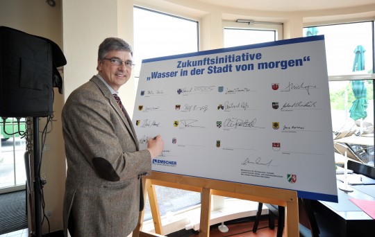 Umweltdezernent Peter Vermeulen bei der Unterzeichnung gemeinsamer Absichtserklärung.
