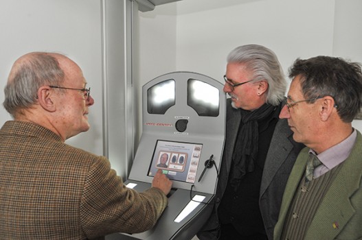 Selbstbedienungsterminal für die Aufnahme biometrischer Daten im Ausländeramt. 22.01.2013 Foto: Walter Schernstein