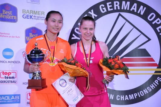 Juliane Schenk (r.) und Wang Yihan bei der Siegerehrung.