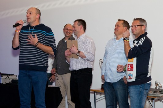 Hier erhält der Mannschaftsführer der Gastgebermannschaft Mülheim die Urkunde für den siebten Platz bei den Deutschen hallenfußballmeisterschaften der Feuerwehren 2014: v.l.n.r. Bodo Kreische, Thorsten Drewes, Sven Werner, Holger Strehl, Thomas Biermann. 