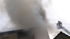 Beim Eintreffen der Feuerwehr schlugen Flammen und Rauch bereits aus dem offenem Dach.