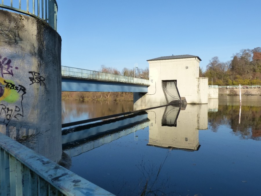 Das Foto zeigt die Sicht auf die Brücke am Walzenwehr in Mülheim-Styrum - Ralf Grunert