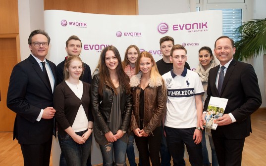 SchülerInnen aus Essen und Mülheim an der Ruhr diskutierten beim Dialog mit der Jugend mit Thomas Wessel, Personalvorstand und Arbeitsdirektor von Evonik (Mitte)