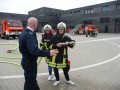 Die Einsatzgeräte und Feuerwehrfahrzeuge wurden gezeigt und verschiedene Geräte konnten von den jungen Besucherinnen auch selbst vorgenommen werden. - Quelle/Autor: Feuerwehr Mülheim