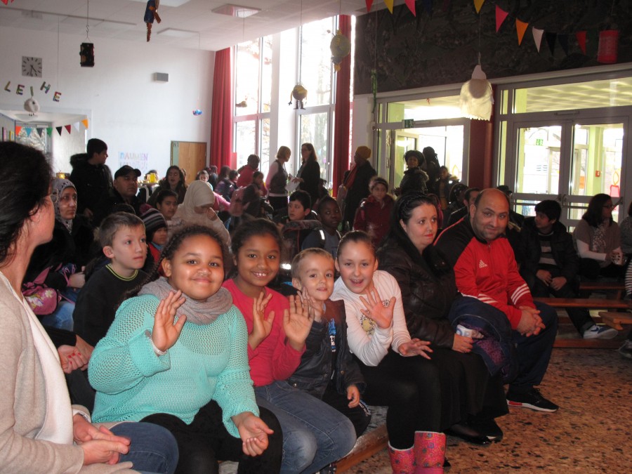 Begeisterte SchülerInnen in der ersten Reihe bei der Diashow. Kreativworkshops der Grundschule Zunftmeisterstraße, Abschlussveranstaltung
