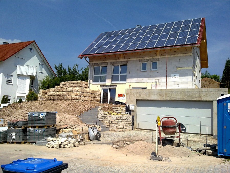 Haus im Neubau mit Solardach. Solaranlage - Strom und Wärme von Ihrem Dach - Pixabay