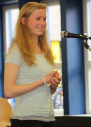 Schülersprechstunde mit Oberbürgermeisterin Dagmar Mühlenfeld in der Gustav-Heinemann Schule am 30. April 2015 - eine Schülerin meldet sich zu Wort  