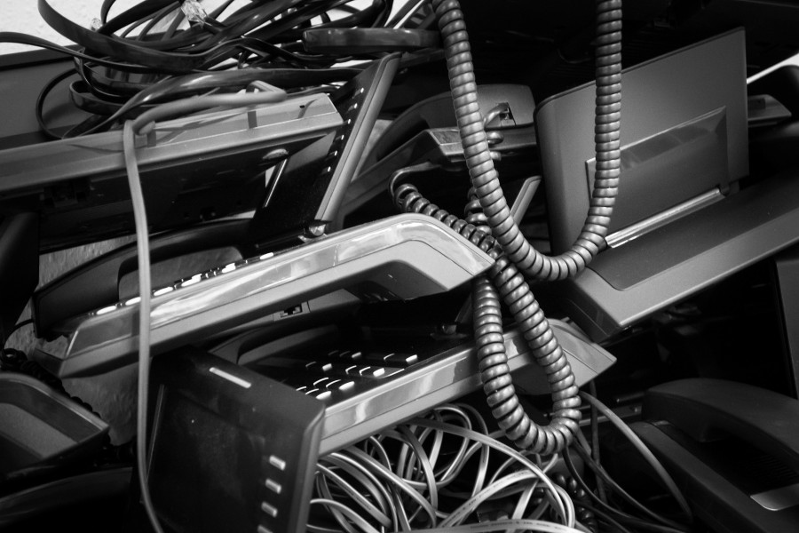 Das Bild zeigt ausrangierte Kommunikationsgeräte als Elektronikschrott - Pixabay