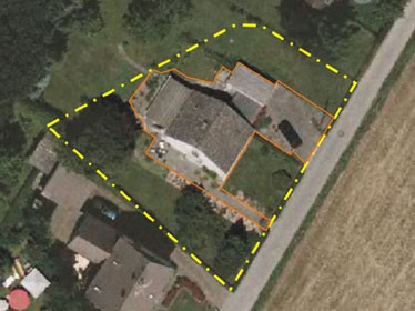 Flächenmaßstab, Luftbild mit einem gekennzeichneten Grundstück.