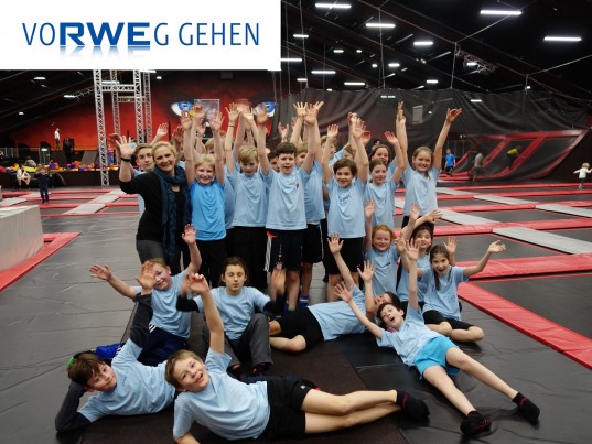 Trendsportwoche in Heißen: RWE International unterstützt Ferienprogramm des Familiennetzwerks - Ausflug in die Trampolinhalle Superfly in Duisburg