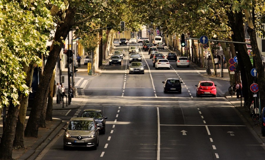 Straßenverkehr mit vielen Autos in der Stadt. Verkehrslärm, Abgase, Umgebungslärm - Pixabay