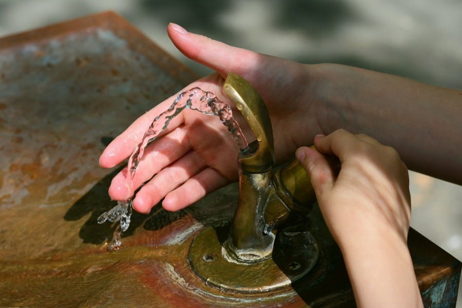 Hände an einem Brunnen mit Trinkwasser. Infos zur Grundwasserhaltung. - Pixabay