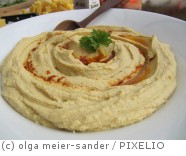 Hummus (Kichererbsenpüree). Ein israelisches Gericht.