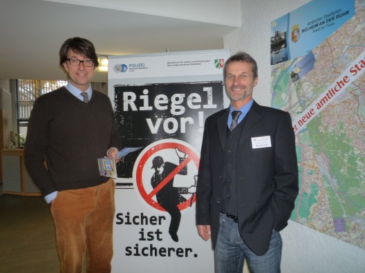 Aktion Riegel vor im Technischen Rathaus - Amtsleiter Matthias Linke (links) begrüßte Kriminalhauptkommissar Michael Fuchß (rechts) vom Polizeipräsidium Essen